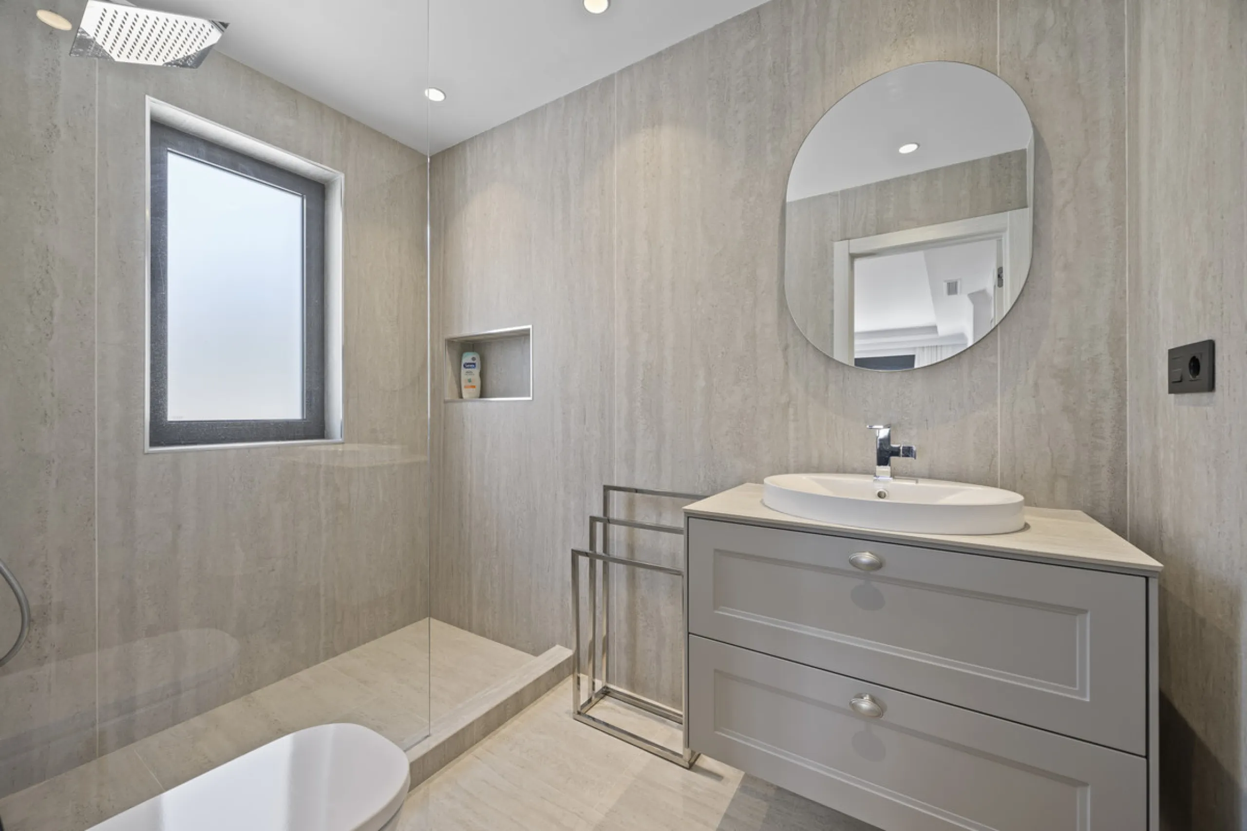 Discover this exceptional southwest-facing villa, a stunning blend of contemporary elegance and modern comfort. Recently refurbished with top-quality materials, this exquisite home boasts a sleek design that perfectly complements its surroundings. Located