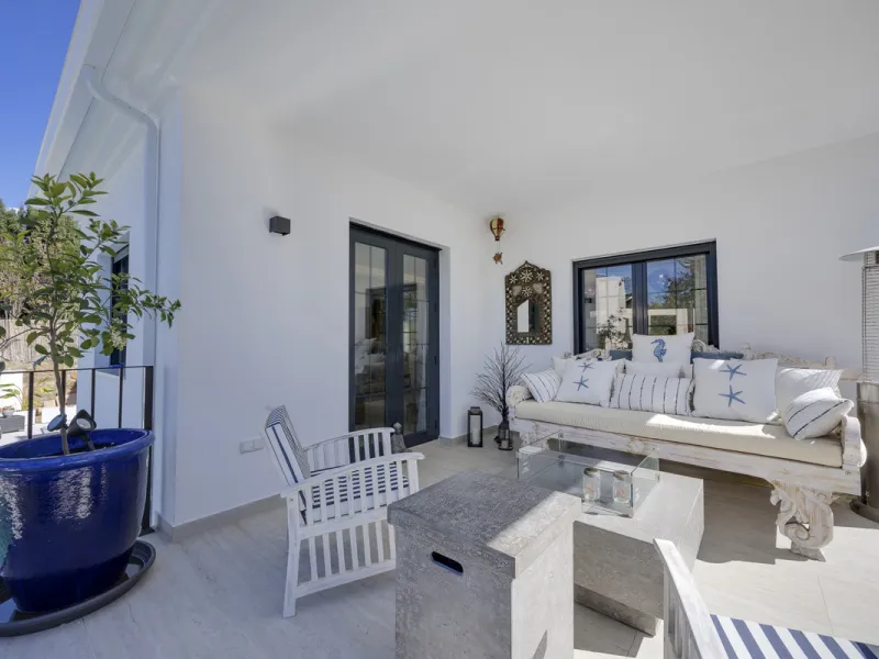 Discover this exceptional southwest-facing villa, a stunning blend of contemporary elegance and modern comfort. Recently refurbished with top-quality materials, this exquisite home boasts a sleek design that perfectly complements its surroundings. Located