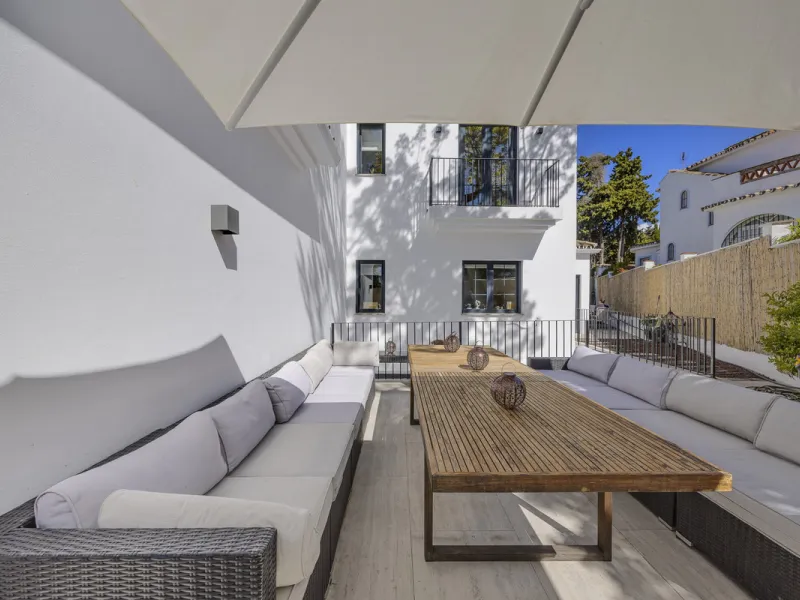 Discover this exceptional southwest-facing villa, a stunning blend of contemporary elegance and modern comfort. Recently refurbished with top-quality materials, this exquisite home boasts a sleek design that perfectly complements its surroundings. Located