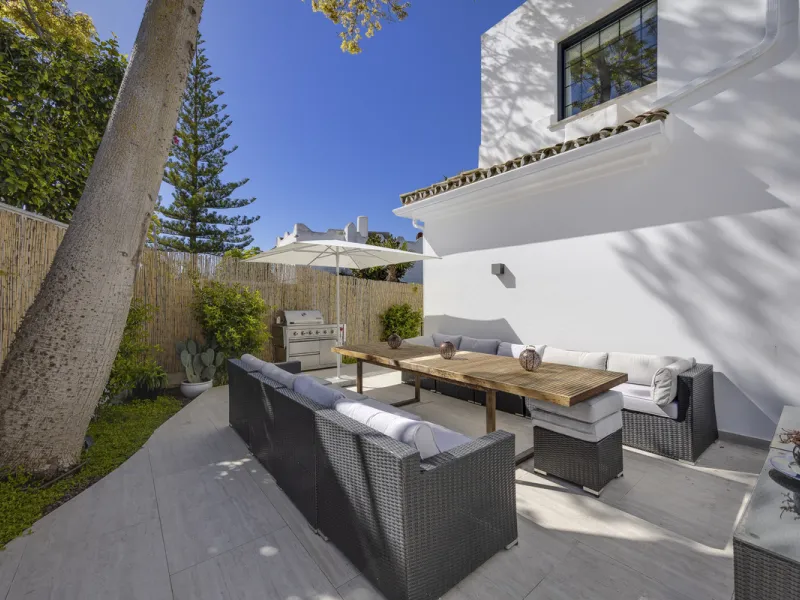 Discover this exceptional southwest-facing villa, a stunning blend of contemporary elegance and modern comfort. Recently refurbished with top-quality materials, this exquisite home boasts a sleek design that perfectly complements its surroundings. Located