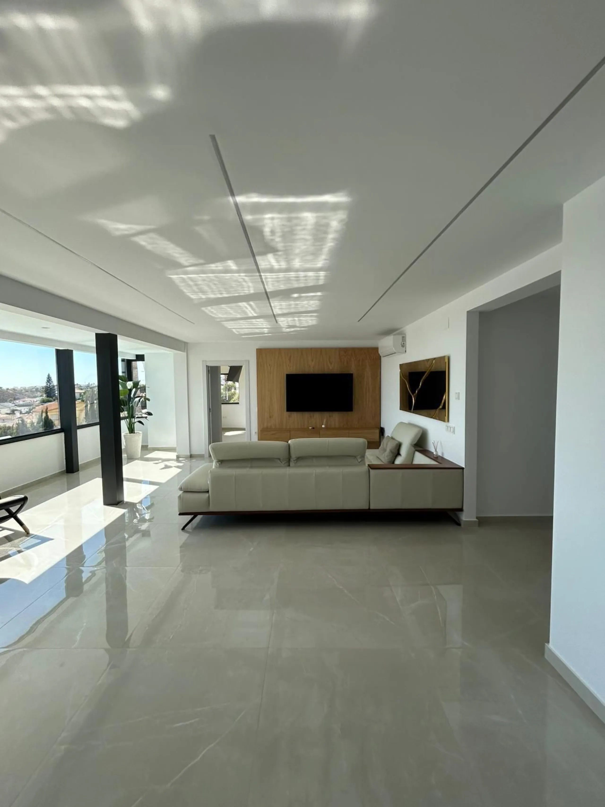 House - Detached Villa в продаже в Benalmadena, Málaga. В доме 4 спален и 5 ванных комнат. Площадь дома 550 м². Площадь участка 800 м²