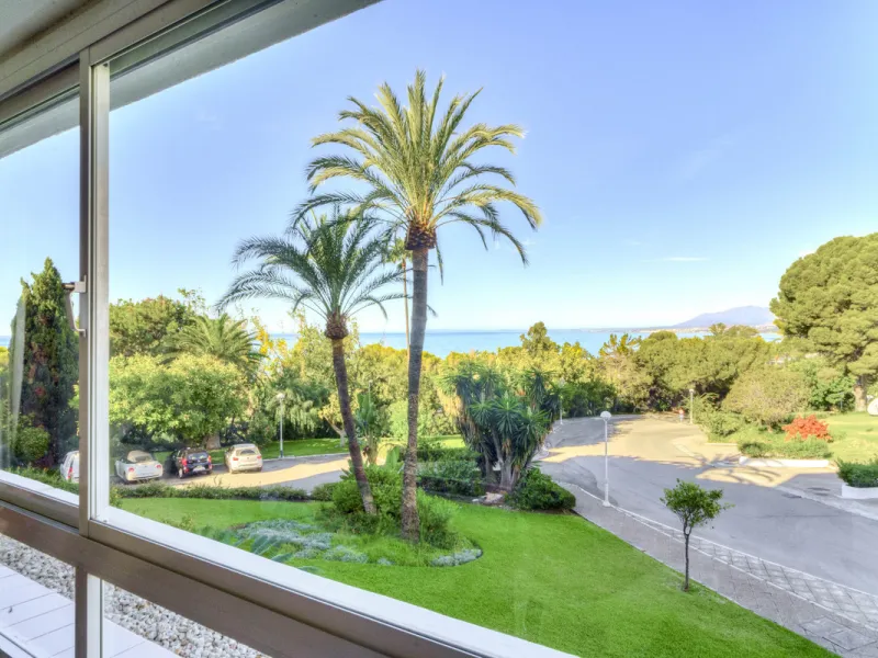 Located in the sought-after Torre Real urbanization, within the distinguished Atenea II building, this refined first-floor apartment offers a serene and comfortable lifestyle just minutes from the heart of Marbella.