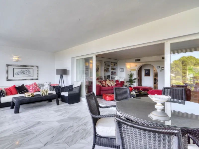 Located in the sought-after Torre Real urbanization, within the distinguished Atenea II building, this refined first-floor apartment offers a serene and comfortable lifestyle just minutes from the heart of Marbella.