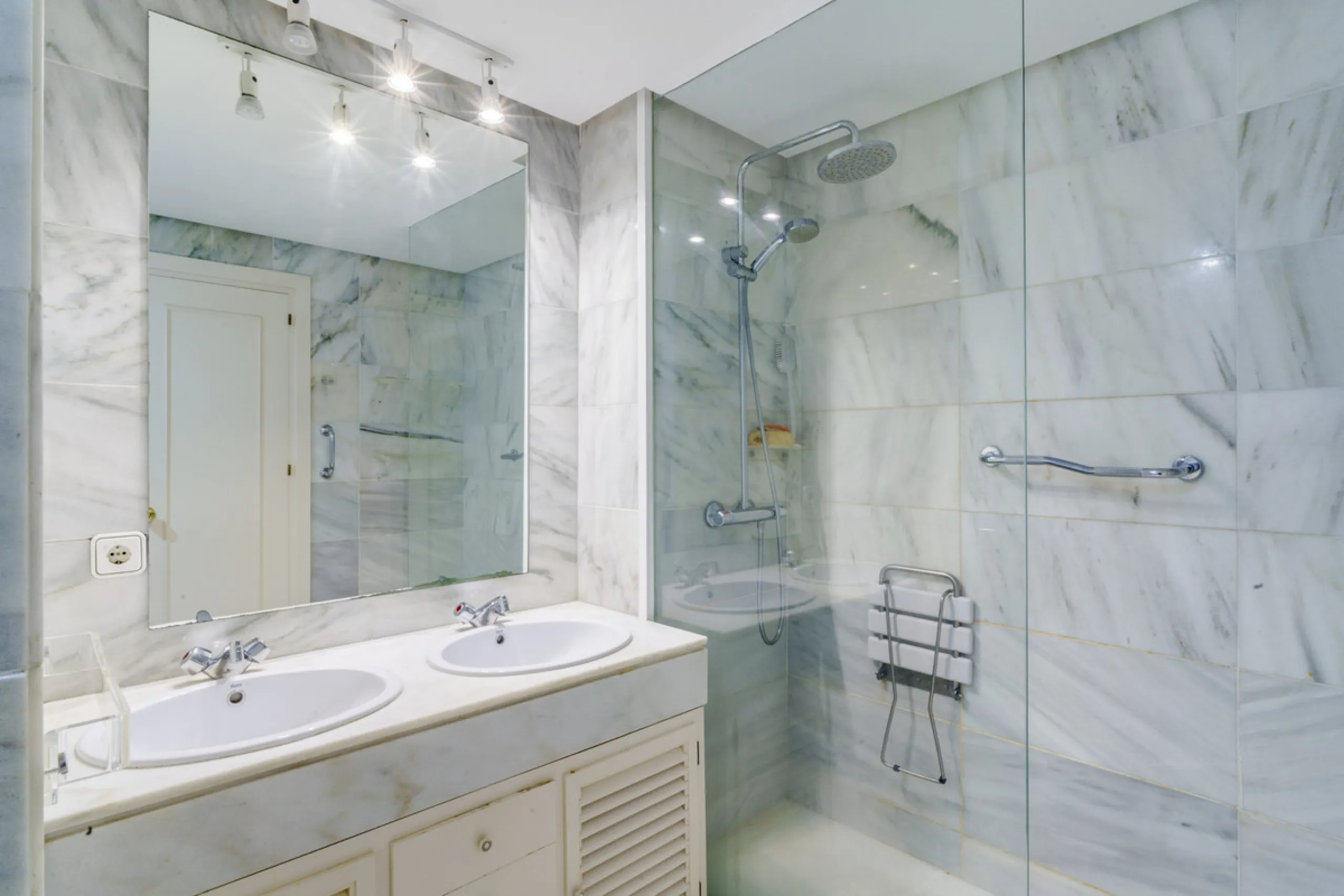 Located in the sought-after Torre Real urbanization, within the distinguished Atenea II building, this refined first-floor apartment offers a serene and comfortable lifestyle just minutes from the heart of Marbella.