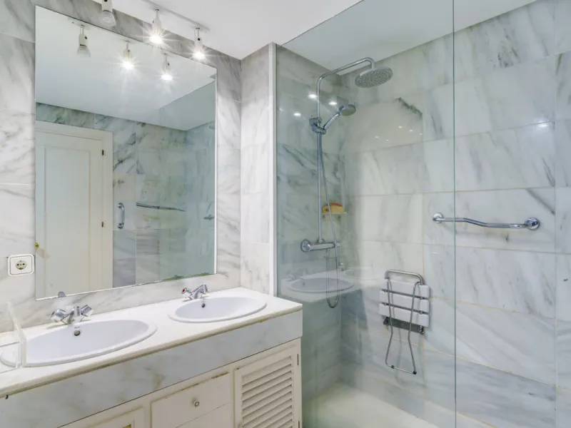 Located in the sought-after Torre Real urbanization, within the distinguished Atenea II building, this refined first-floor apartment offers a serene and comfortable lifestyle just minutes from the heart of Marbella.