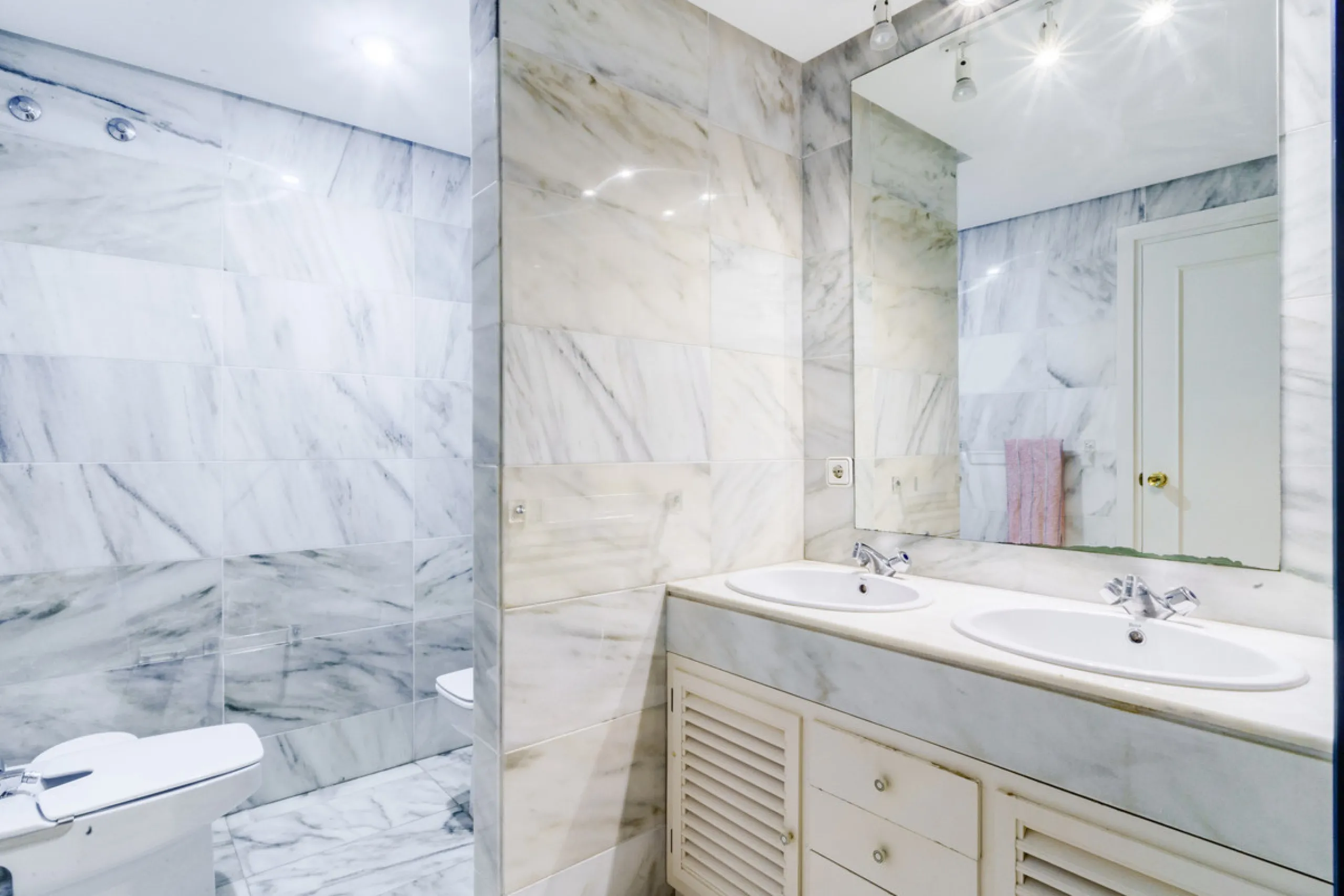 Located in the sought-after Torre Real urbanization, within the distinguished Atenea II building, this refined first-floor apartment offers a serene and comfortable lifestyle just minutes from the heart of Marbella.