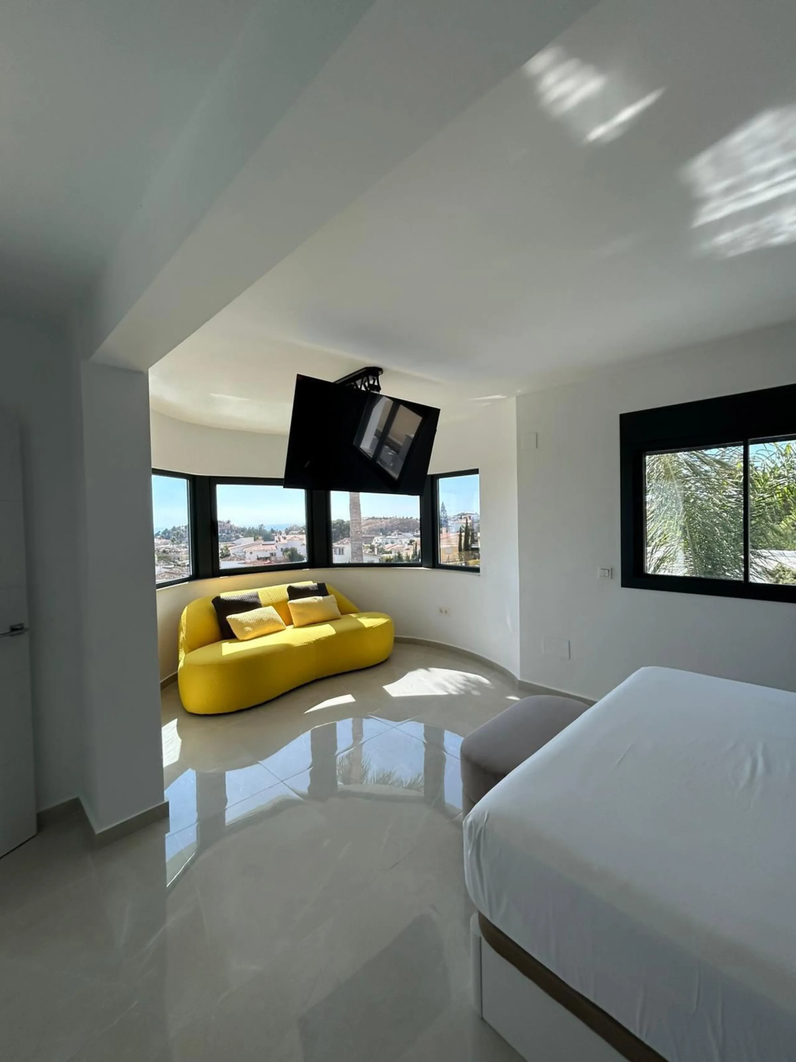 House - Detached Villa в продаже в Benalmadena, Málaga. В доме 4 спален и 5 ванных комнат. Площадь дома 550 м². Площадь участка 800 м²
