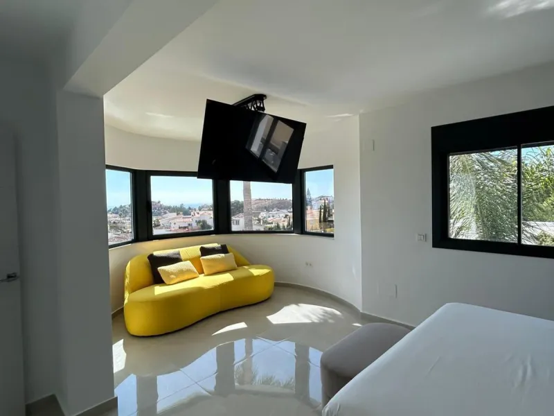House - Detached Villa в продаже в Benalmadena, Málaga. В доме 4 спален и 5 ванных комнат. Площадь дома 550 м². Площадь участка 800 м²
