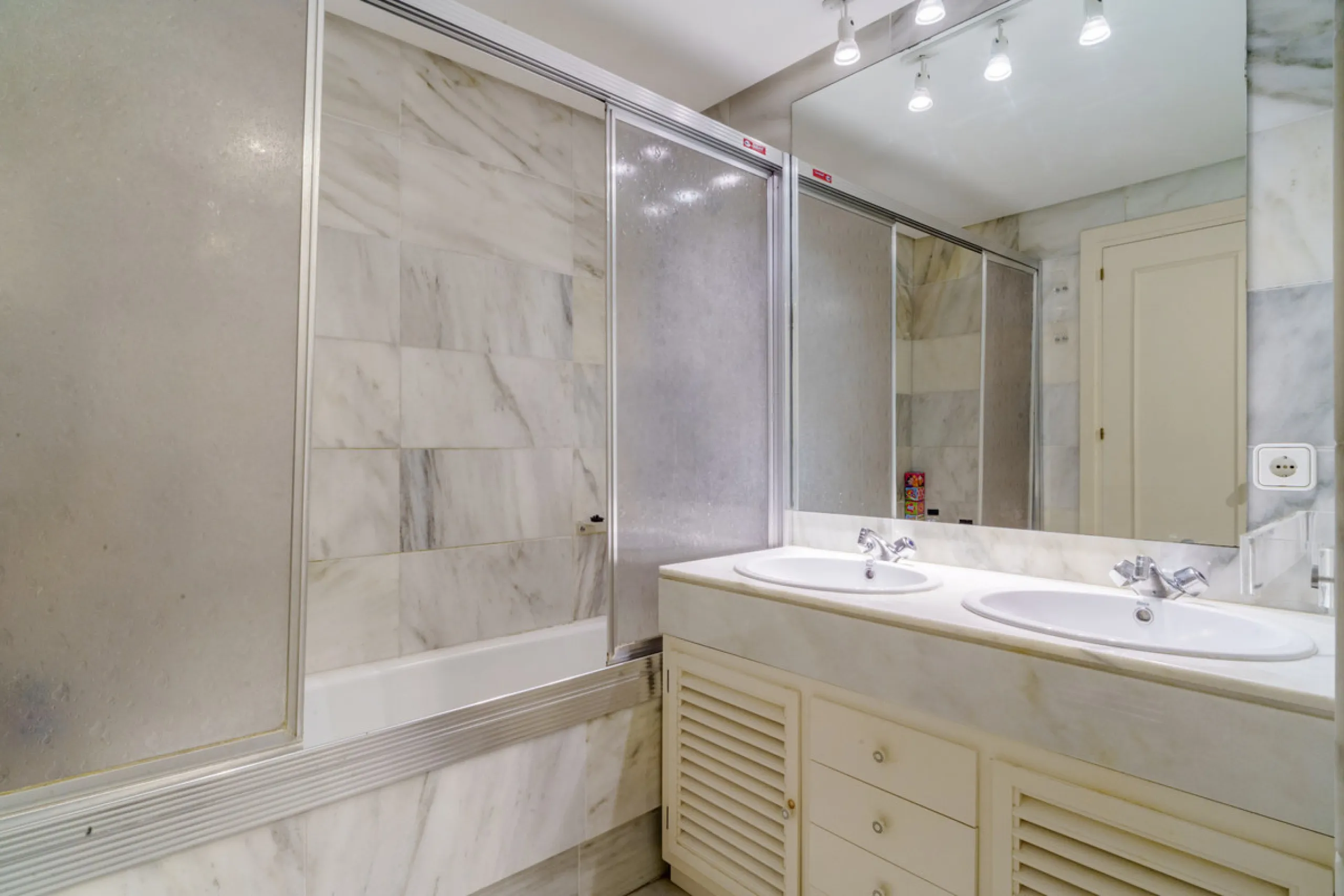 Located in the sought-after Torre Real urbanization, within the distinguished Atenea II building, this refined first-floor apartment offers a serene and comfortable lifestyle just minutes from the heart of Marbella.
