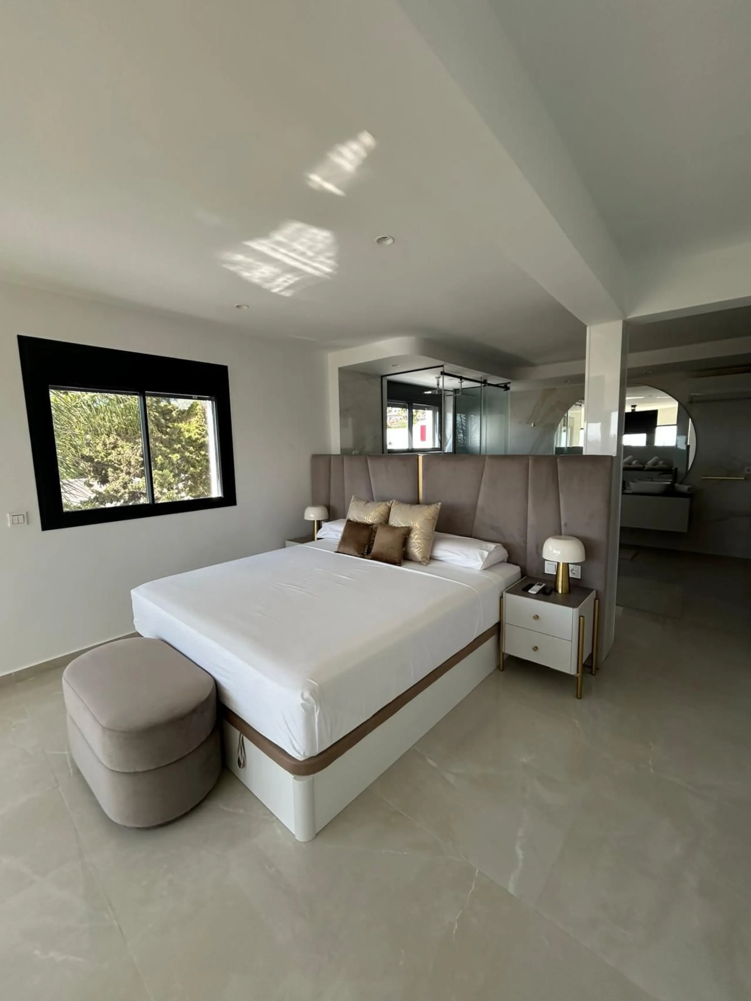House - Detached Villa в продаже в Benalmadena, Málaga. В доме 4 спален и 5 ванных комнат. Площадь дома 550 м². Площадь участка 800 м²