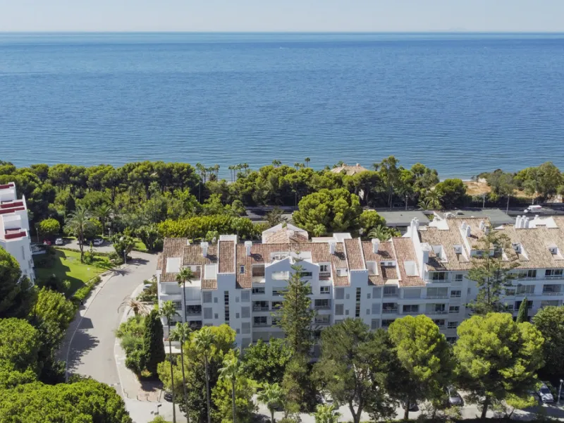Located in the sought-after Torre Real urbanization, within the distinguished Atenea II building, this refined first-floor apartment offers a serene and comfortable lifestyle just minutes from the heart of Marbella.