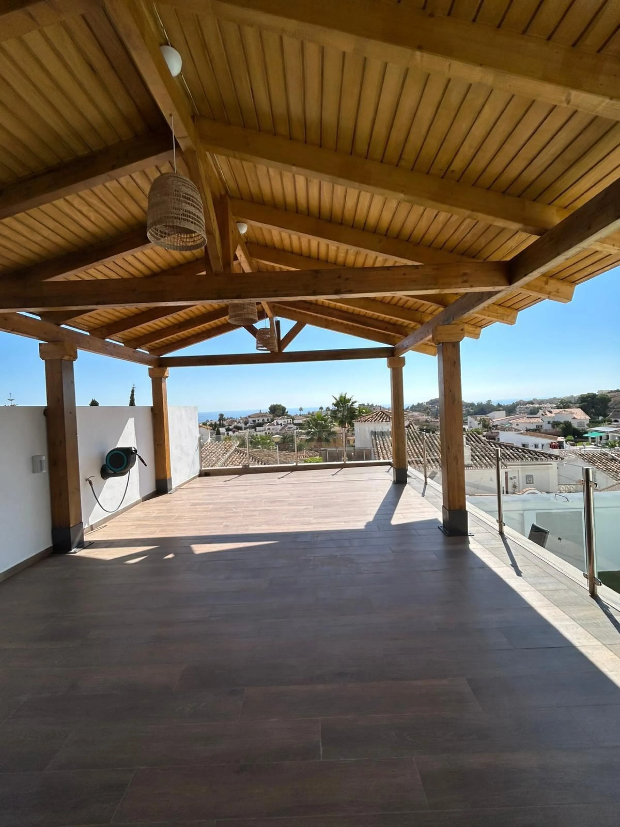 House - Detached Villa в продаже в Benalmadena, Málaga. В доме 4 спален и 5 ванных комнат. Площадь дома 550 м². Площадь участка 800 м²