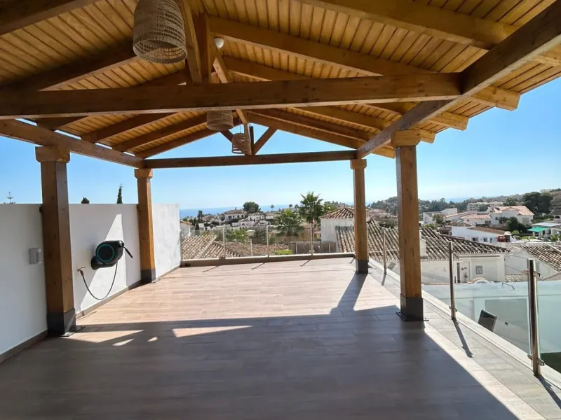 House - Detached Villa в продаже в Benalmadena, Málaga. В доме 4 спален и 5 ванных комнат. Площадь дома 550 м². Площадь участка 800 м²