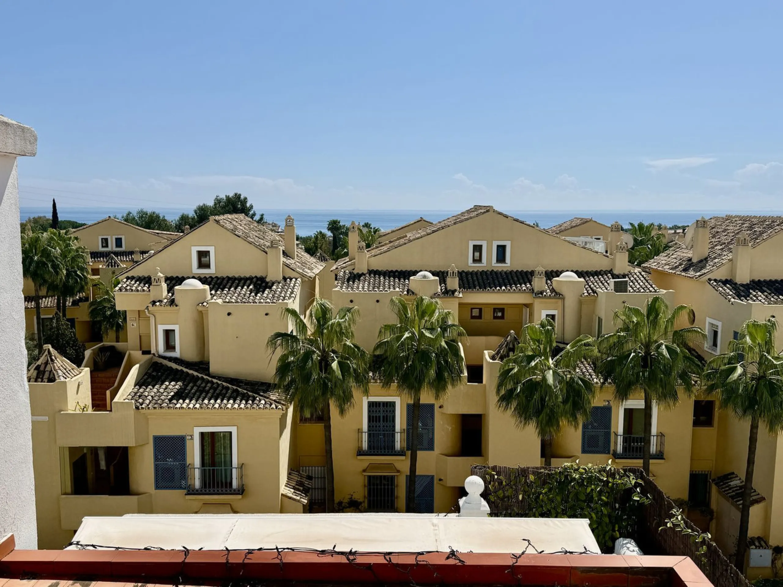 Duplex-Wohnung mit Südbalkonen, Solarium, Stellplatz und Abstellraum in Rocamar, Nagüeles, Marbella. Schnell zu verkaufen für nur 465.000 €