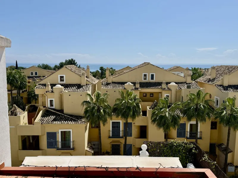Duplex-Wohnung mit Südbalkonen, Solarium, Stellplatz und Abstellraum in Rocamar, Nagüeles, Marbella. Schnell zu verkaufen für nur 465.000 €