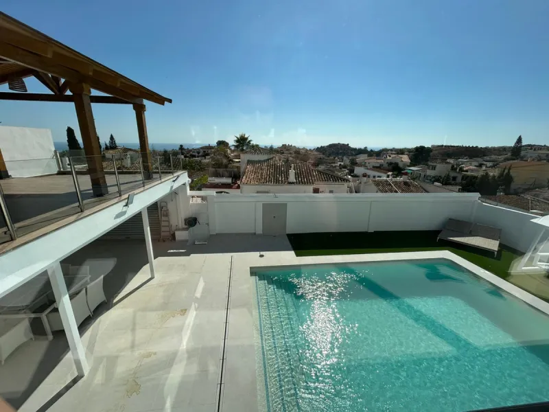 House - Detached Villa в продаже в Benalmadena, Málaga. В доме 4 спален и 5 ванных комнат. Площадь дома 550 м². Площадь участка 800 м²