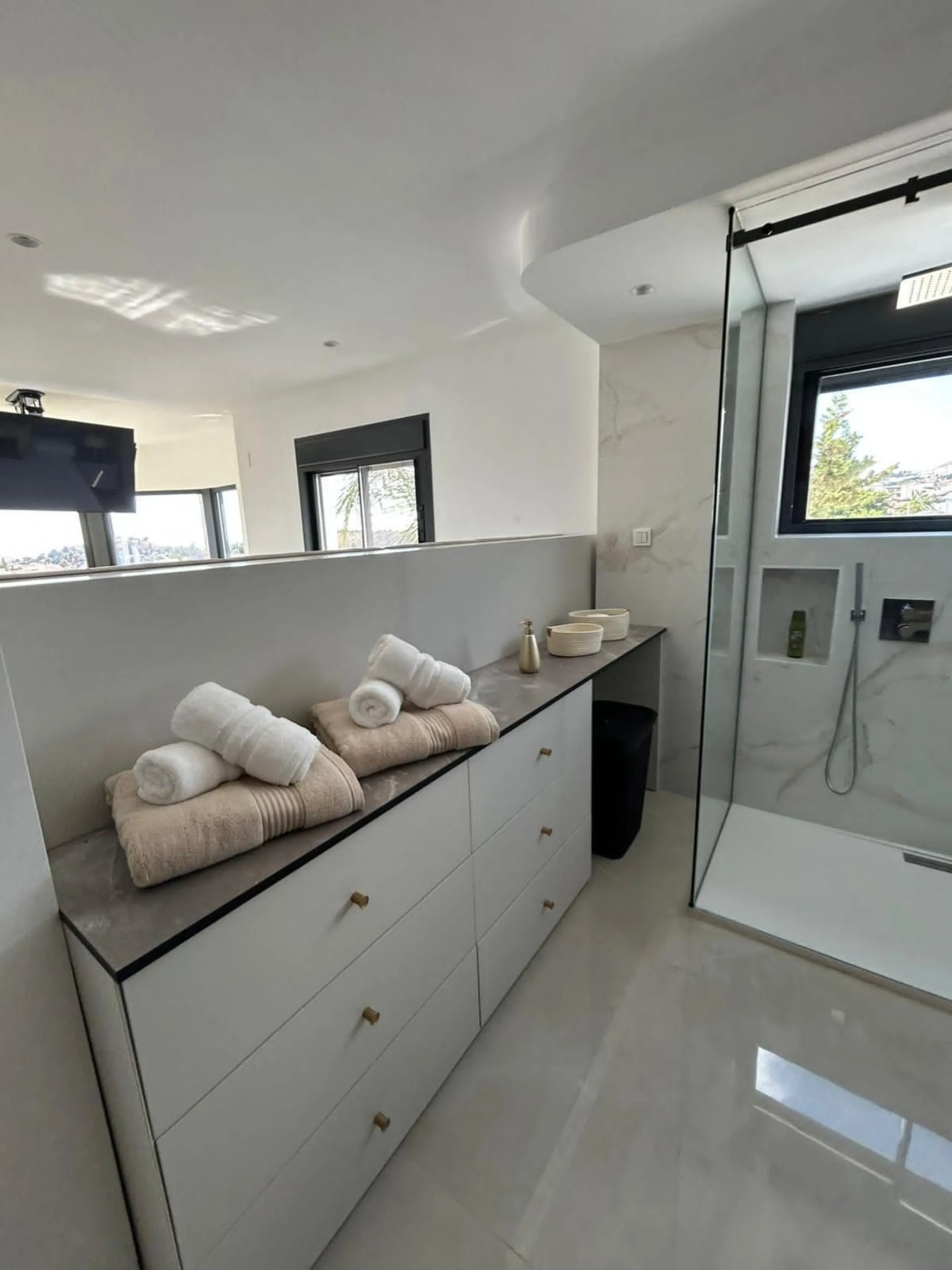 House - Detached Villa в продаже в Benalmadena, Málaga. В доме 4 спален и 5 ванных комнат. Площадь дома 550 м². Площадь участка 800 м²