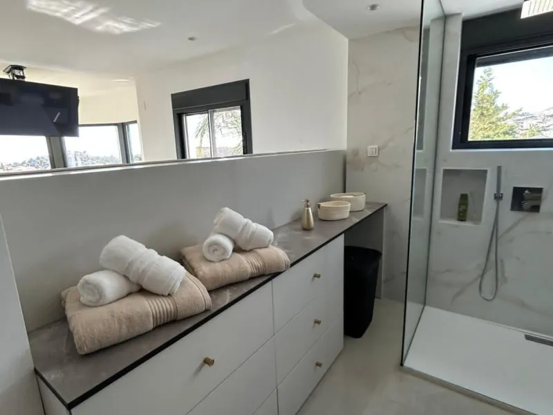 House - Detached Villa в продаже в Benalmadena, Málaga. В доме 4 спален и 5 ванных комнат. Площадь дома 550 м². Площадь участка 800 м²