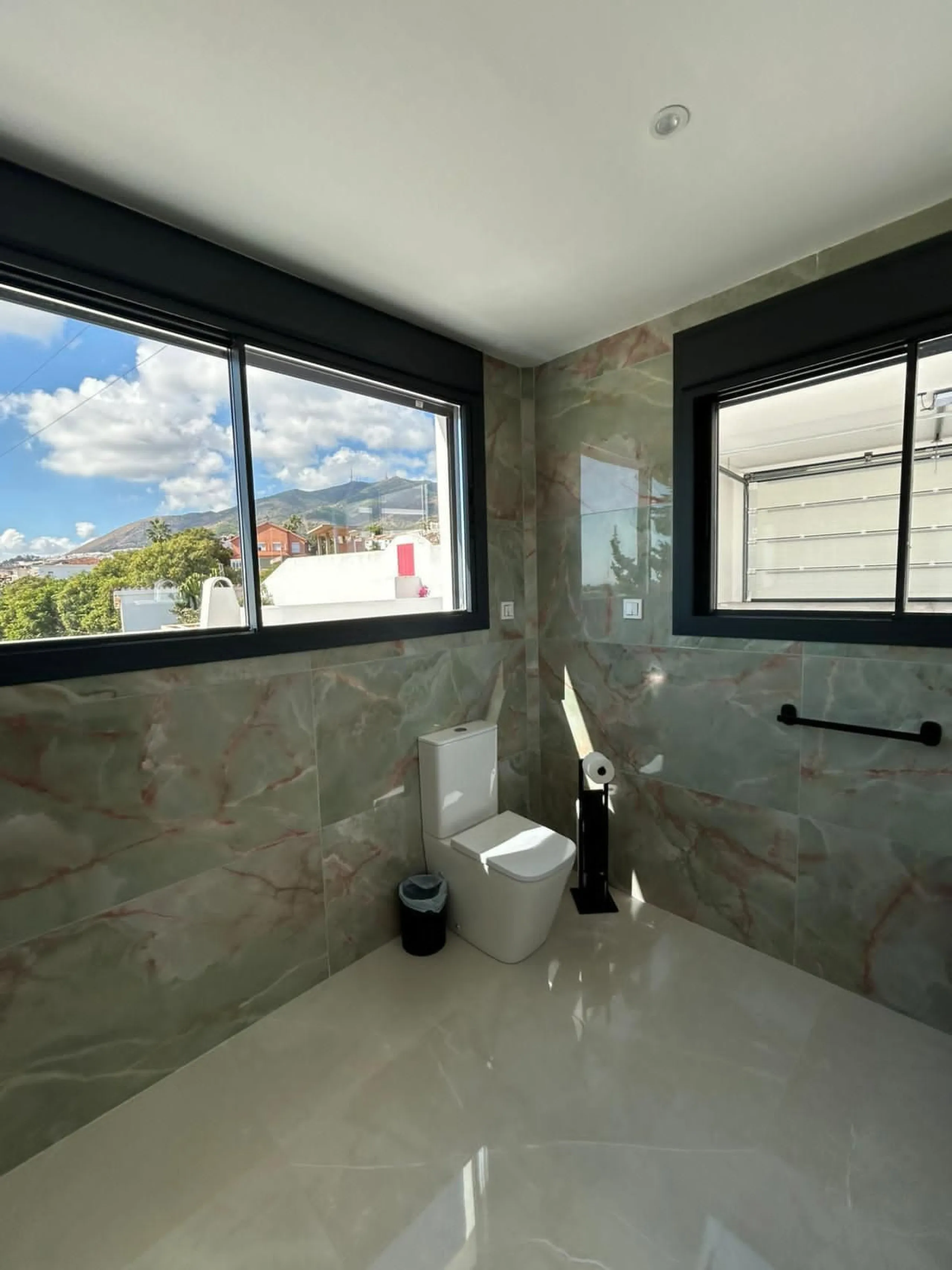 House - Detached Villa в продаже в Benalmadena, Málaga. В доме 4 спален и 5 ванных комнат. Площадь дома 550 м². Площадь участка 800 м²