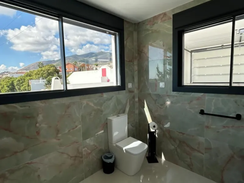 House - Detached Villa в продаже в Benalmadena, Málaga. В доме 4 спален и 5 ванных комнат. Площадь дома 550 м². Площадь участка 800 м²