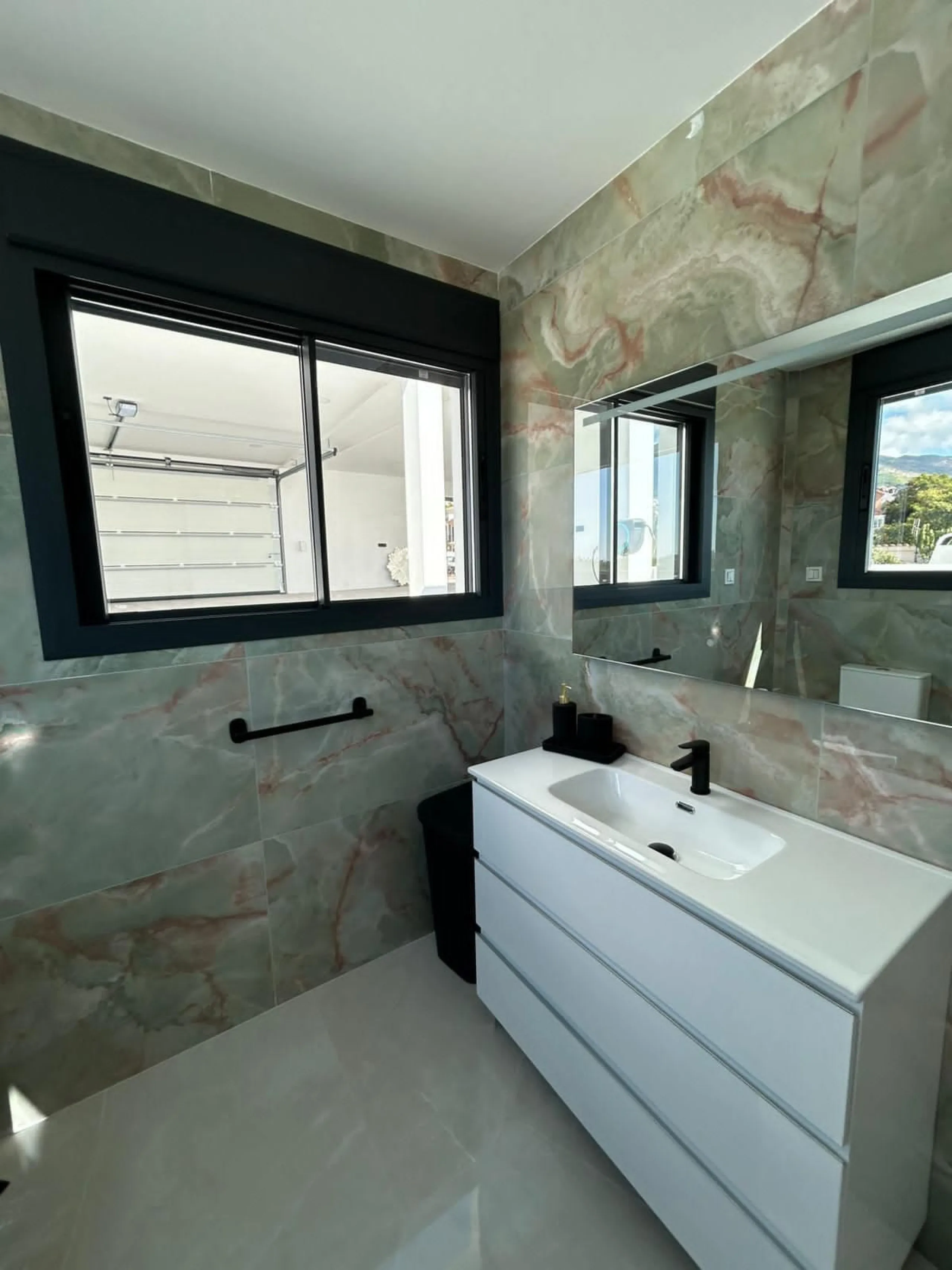 House - Detached Villa в продаже в Benalmadena, Málaga. В доме 4 спален и 5 ванных комнат. Площадь дома 550 м². Площадь участка 800 м²