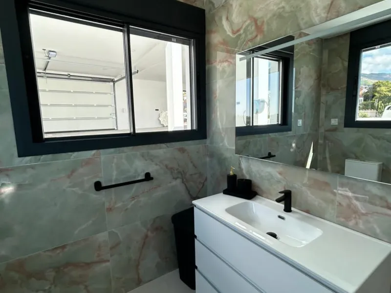 House - Detached Villa в продаже в Benalmadena, Málaga. В доме 4 спален и 5 ванных комнат. Площадь дома 550 м². Площадь участка 800 м²