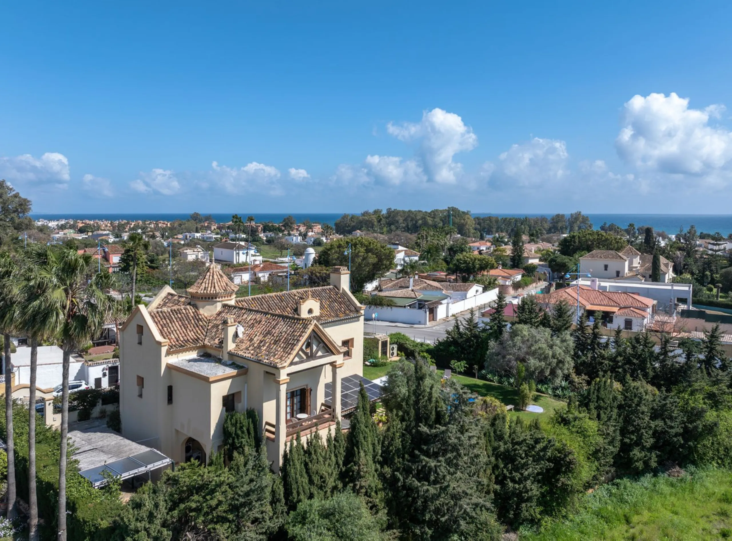 House - Detached Villa в продаже в Marbella, Málaga. В доме 5 спален и 5 ванных комнат. Площадь дома 362 м². Площадь участка 1296 м²