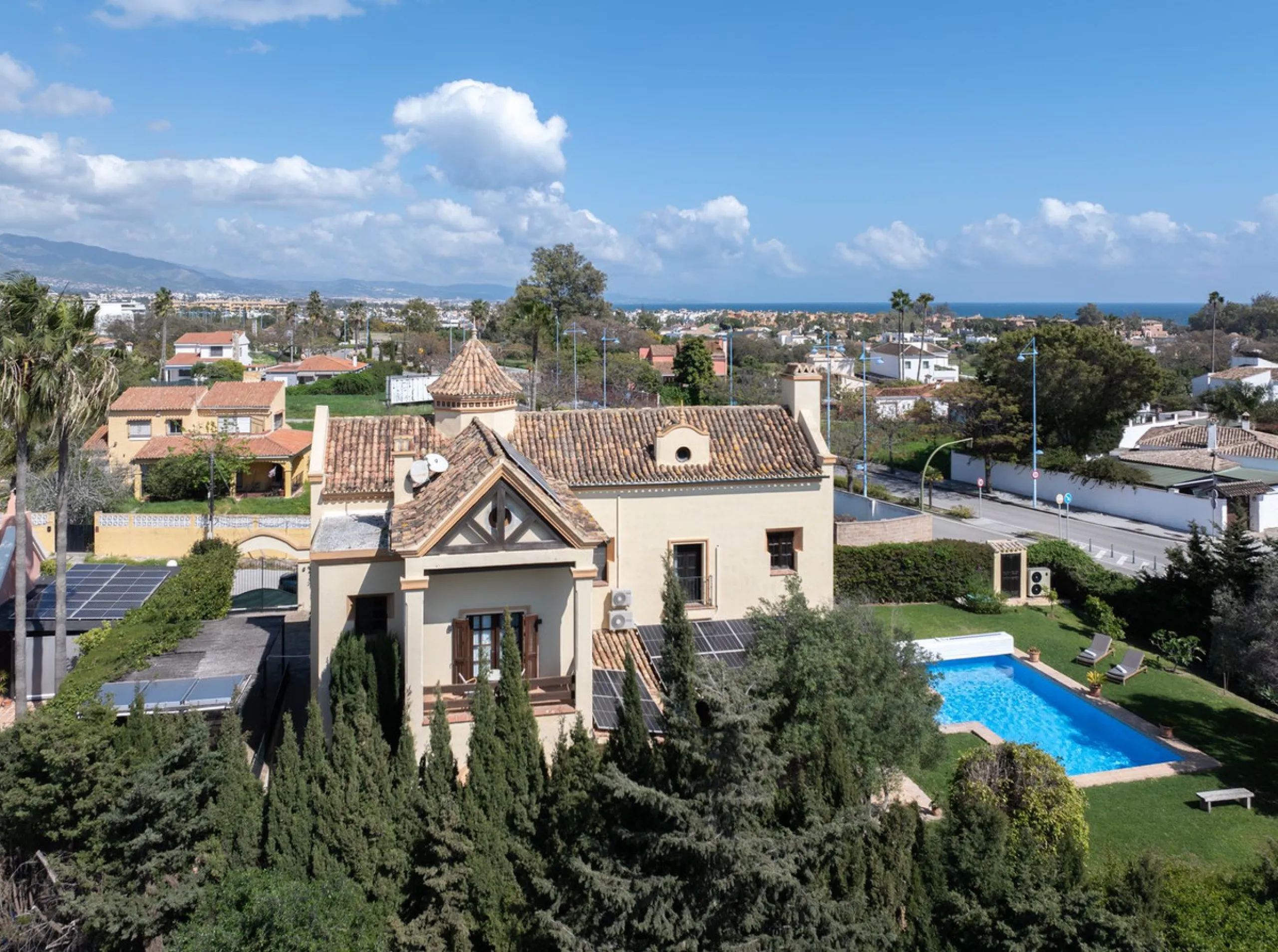 House - Detached Villa в продаже в Marbella, Málaga. В доме 5 спален и 5 ванных комнат. Площадь дома 362 м². Площадь участка 1296 м²