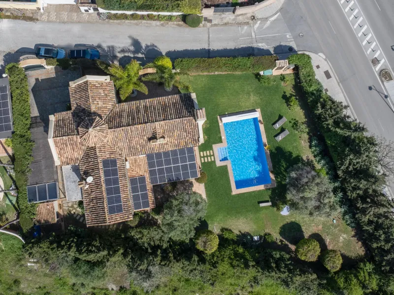 House - Detached Villa в продаже в Marbella, Málaga. В доме 5 спален и 5 ванных комнат. Площадь дома 362 м². Площадь участка 1296 м²