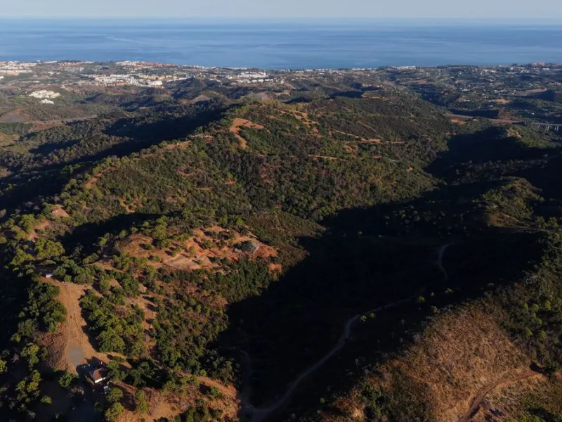 Plot - Land with Ruin в продаже в Estepona, Málaga. Площадь дома 200 м². Площадь участка 615000 м²