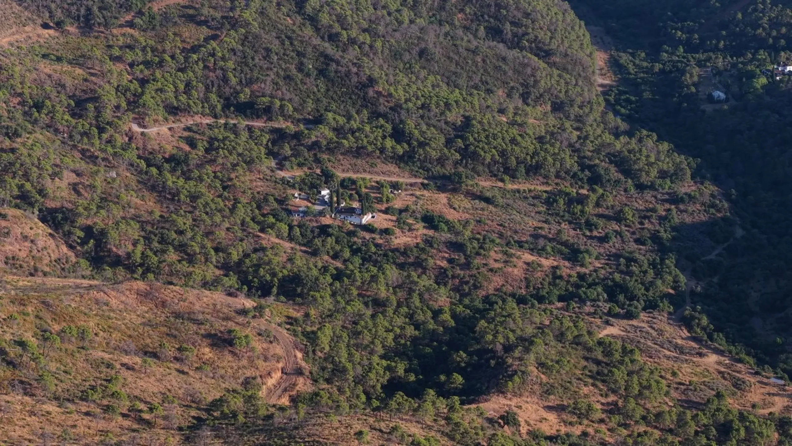 Plot - Land with Ruin в продаже в Estepona, Málaga. Площадь дома 200 м². Площадь участка 615000 м²