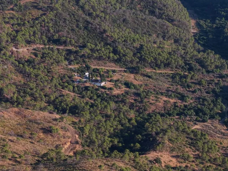 Plot - Land with Ruin в продаже в Estepona, Málaga. Площадь дома 200 м². Площадь участка 615000 м²