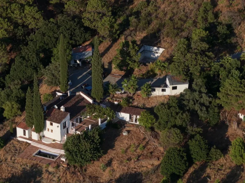 Plot - Land with Ruin в продаже в Estepona, Málaga. Площадь дома 200 м². Площадь участка 615000 м²