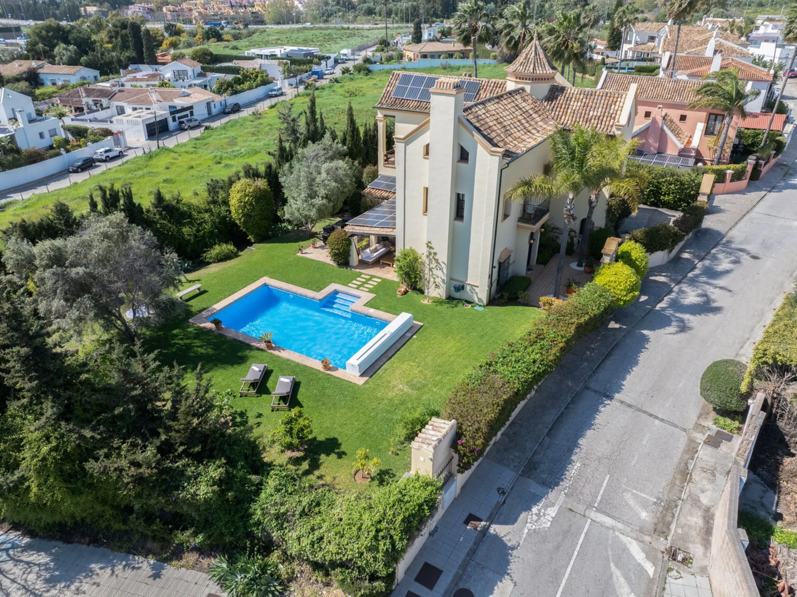 House - Detached Villa в продаже в Marbella, Málaga. В доме 5 спален и 5 ванных комнат. Площадь дома 362 м². Площадь участка 1296 м²