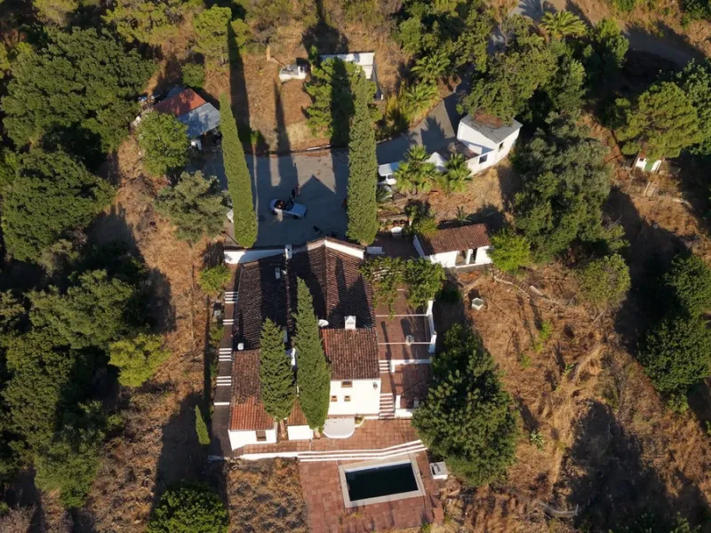 Plot - Land with Ruin в продаже в Estepona, Málaga. Площадь дома 200 м². Площадь участка 615000 м²
