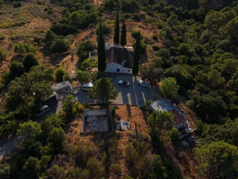 Plot - Land with Ruin в продаже в Estepona, Málaga. Площадь дома 200 м². Площадь участка 615000 м²