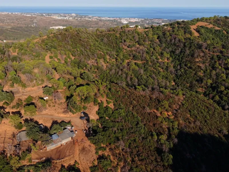 Plot - Land with Ruin в продаже в Estepona, Málaga. Площадь дома 200 м². Площадь участка 615000 м²