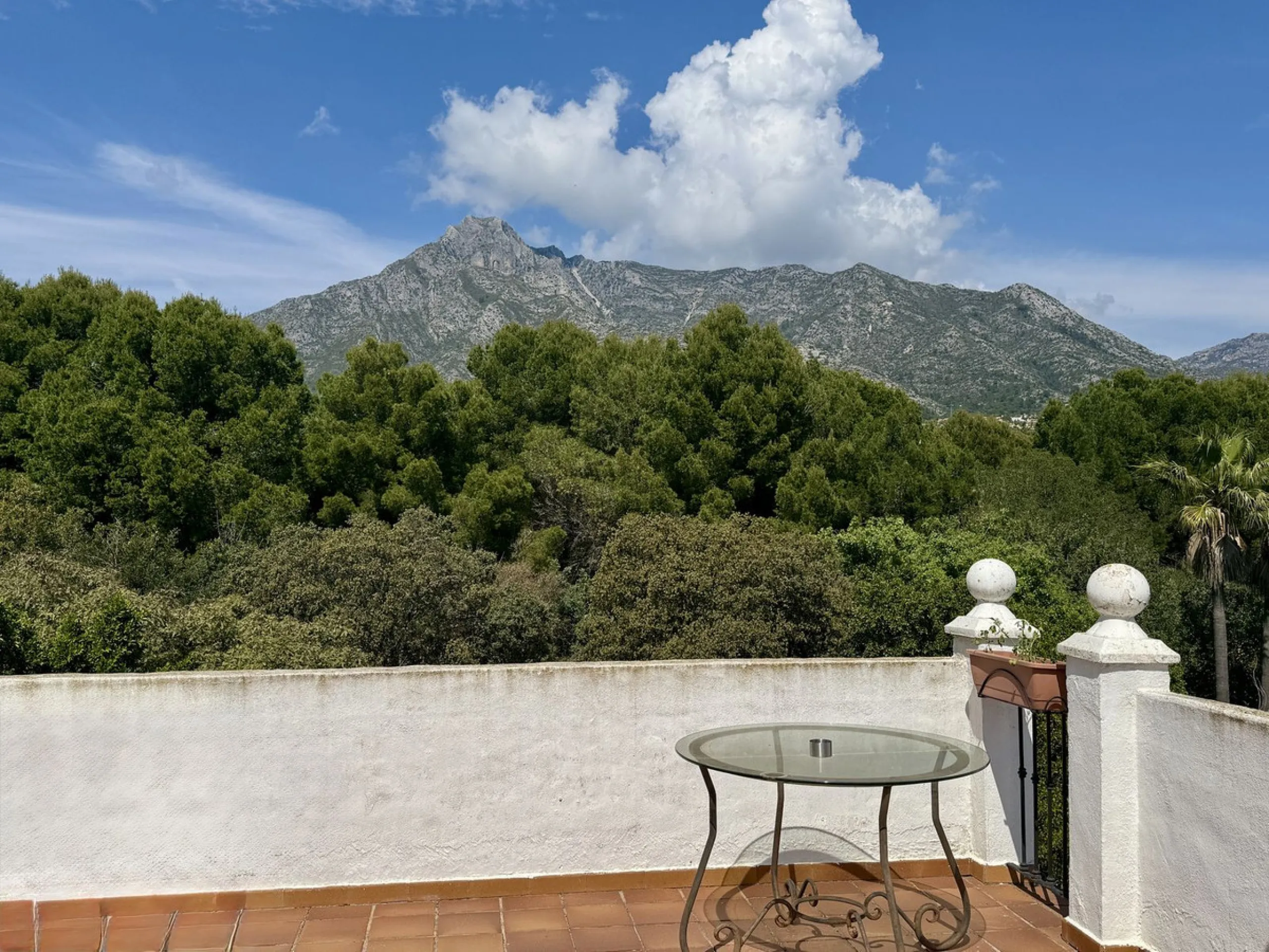 Duplex-Wohnung mit Südbalkonen, Solarium, Stellplatz und Abstellraum in Rocamar, Nagüeles, Marbella. Schnell zu verkaufen für nur 465.000 €
