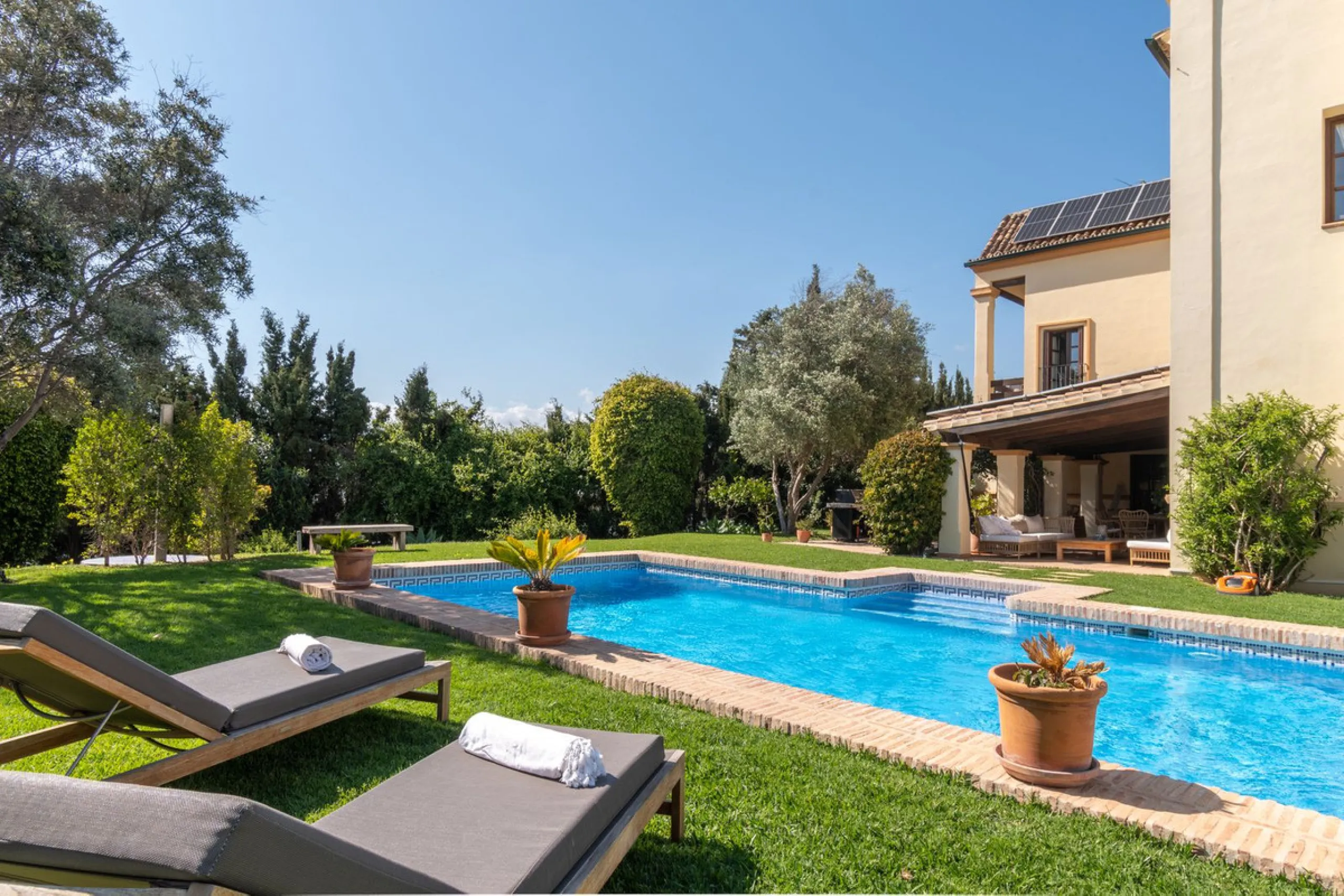 House - Detached Villa в продаже в Marbella, Málaga. В доме 5 спален и 5 ванных комнат. Площадь дома 362 м². Площадь участка 1296 м²