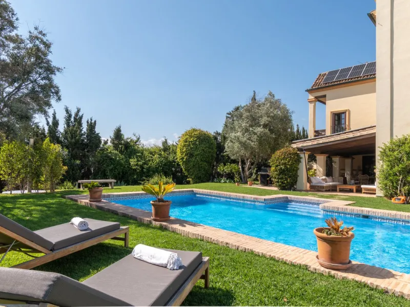 House - Detached Villa в продаже в Marbella, Málaga. В доме 5 спален и 5 ванных комнат. Площадь дома 362 м². Площадь участка 1296 м²