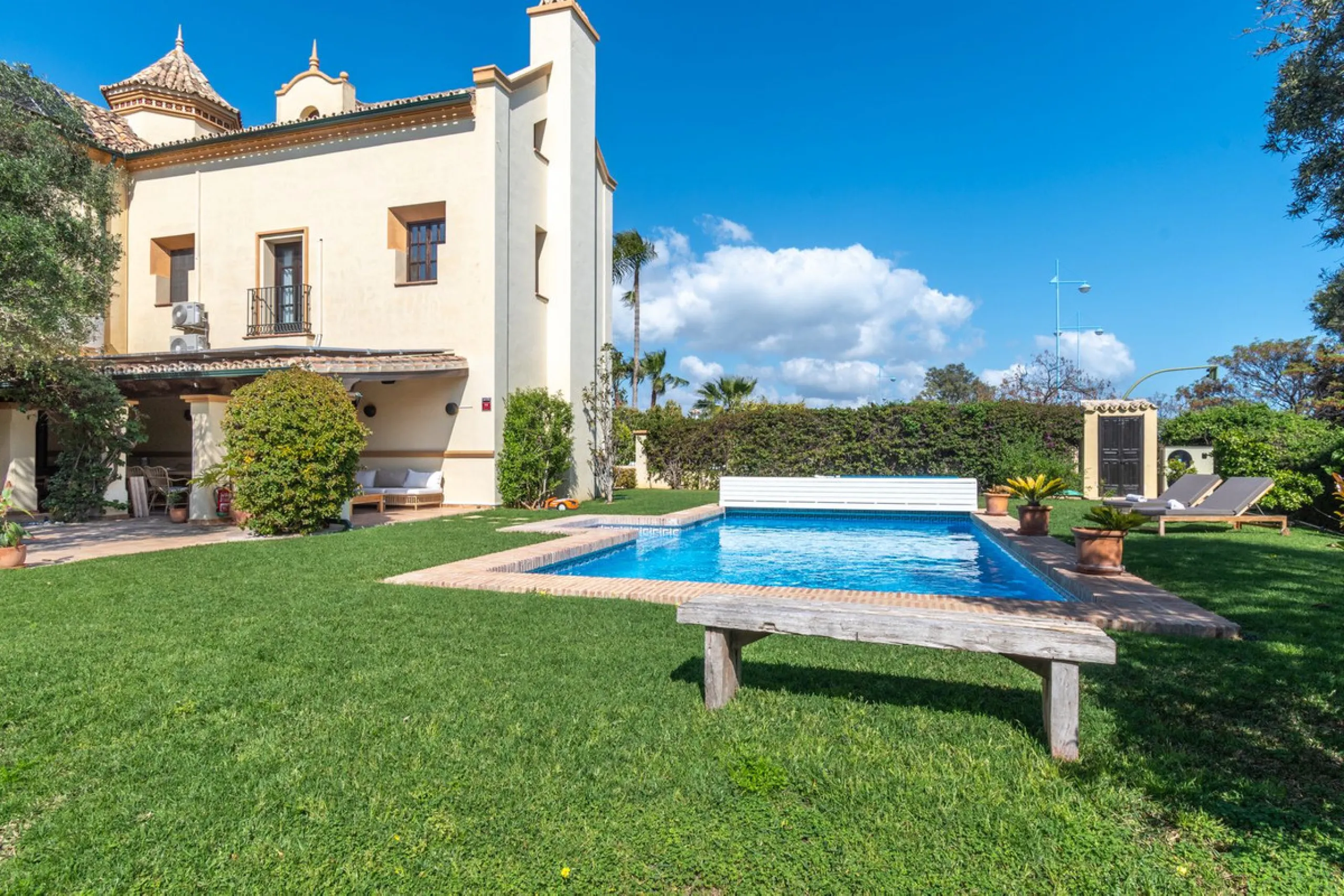 House - Detached Villa в продаже в Marbella, Málaga. В доме 5 спален и 5 ванных комнат. Площадь дома 362 м². Площадь участка 1296 м²