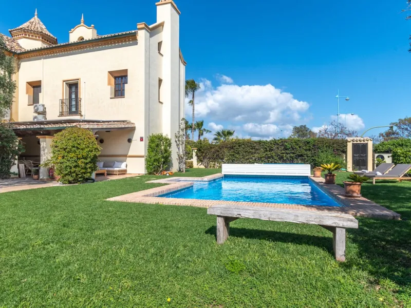 House - Detached Villa в продаже в Marbella, Málaga. В доме 5 спален и 5 ванных комнат. Площадь дома 362 м². Площадь участка 1296 м²
