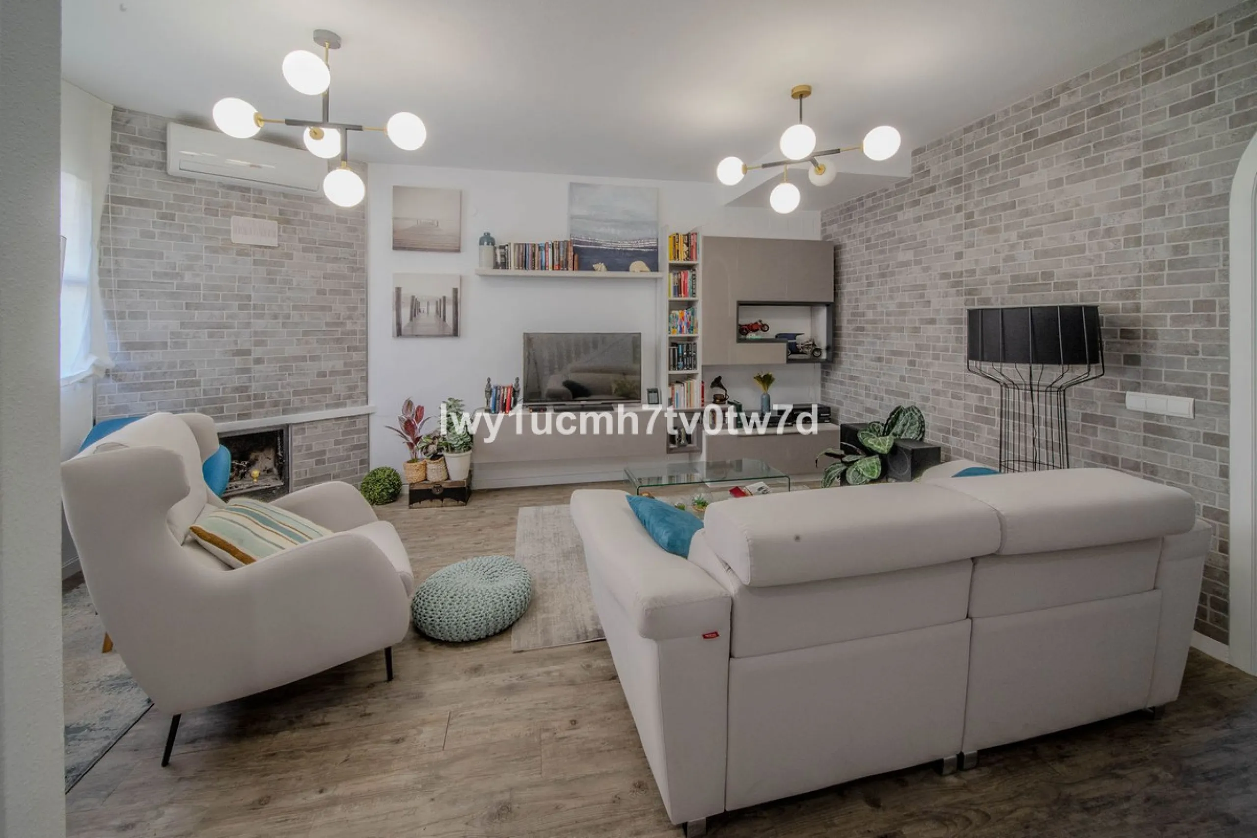 GREAT OPPORTUNITY! MAGNIFICENT HOUSE JUST FIVE MINUTES FROM THE BEACH