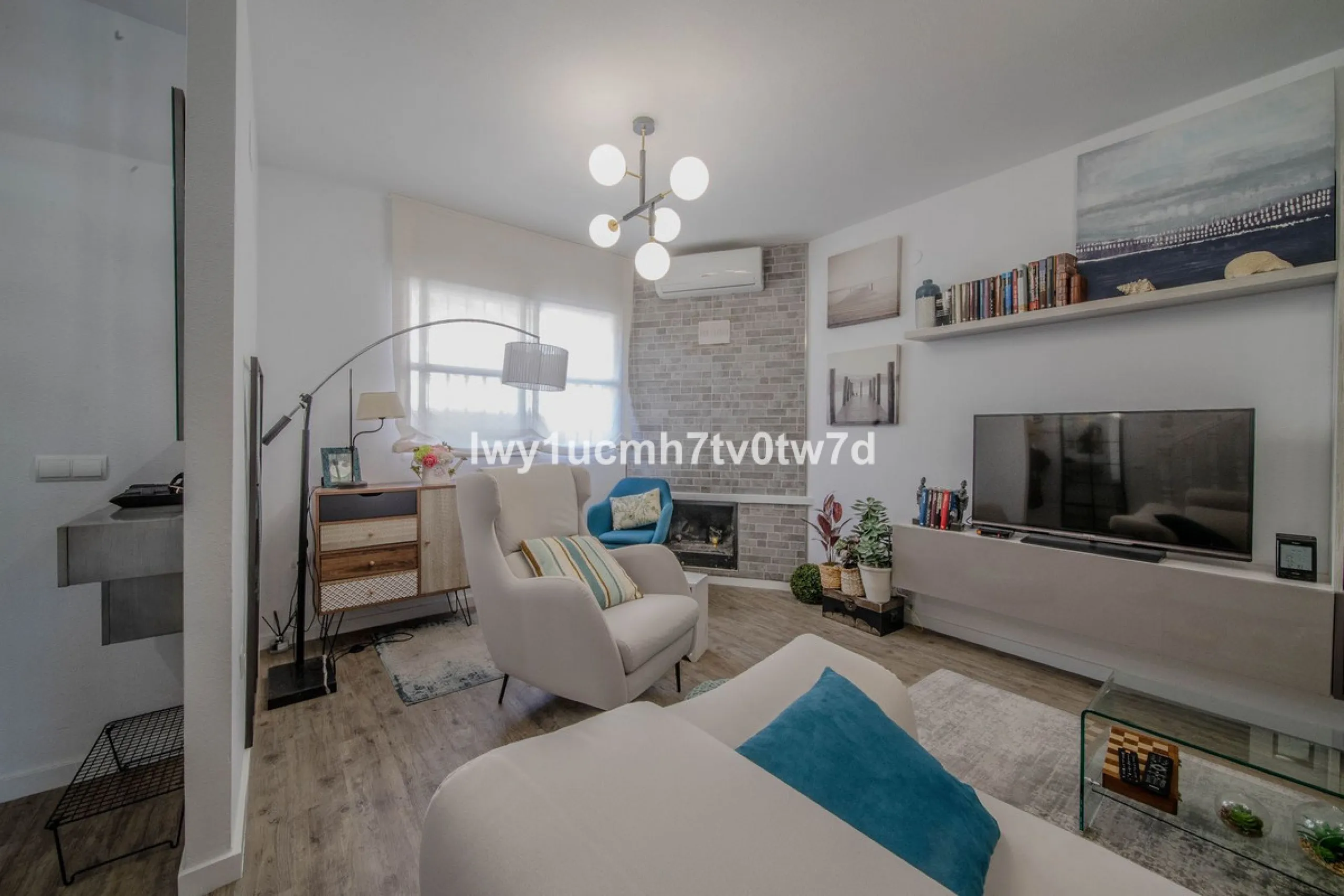 GREAT OPPORTUNITY! MAGNIFICENT HOUSE JUST FIVE MINUTES FROM THE BEACH