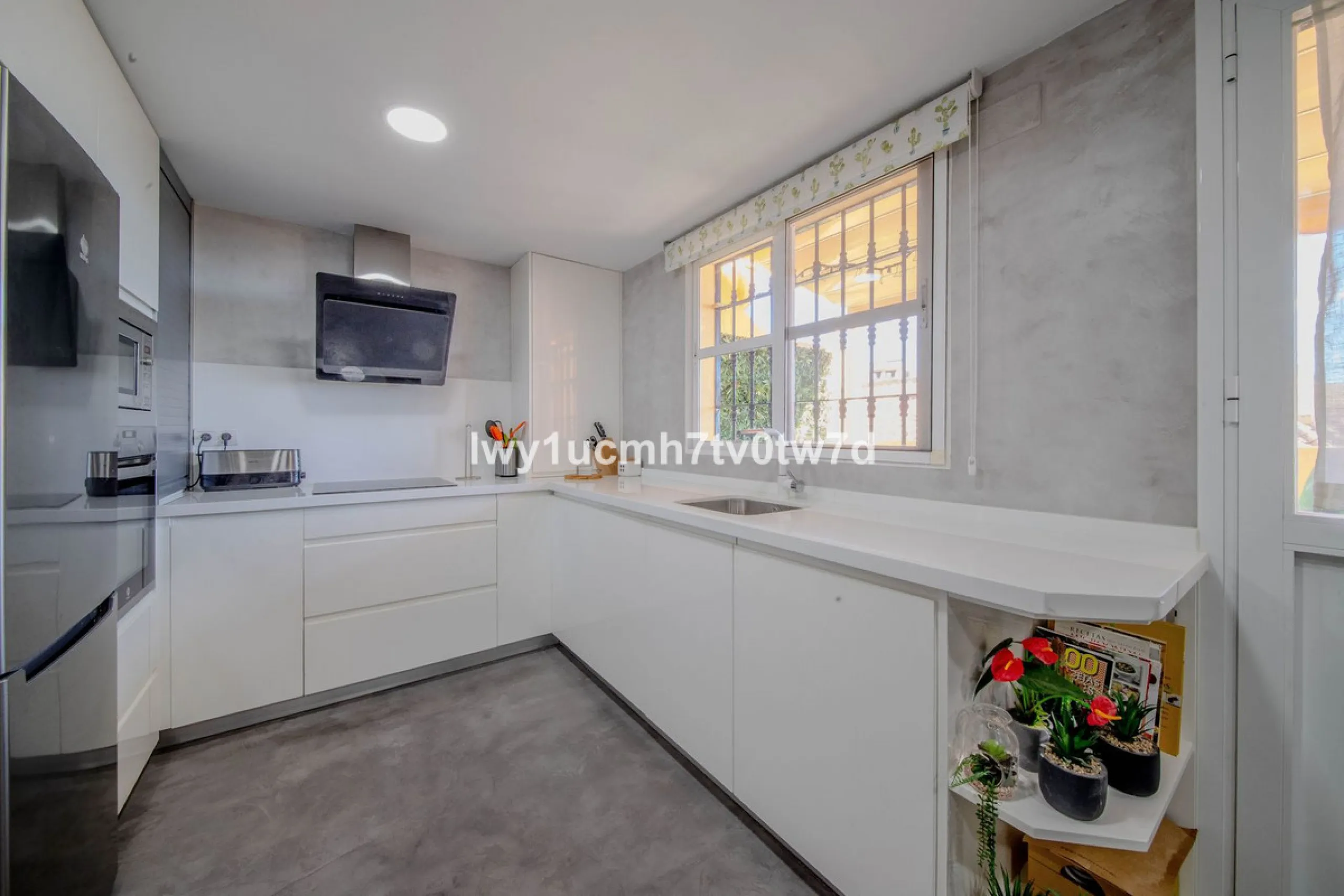GREAT OPPORTUNITY! MAGNIFICENT HOUSE JUST FIVE MINUTES FROM THE BEACH