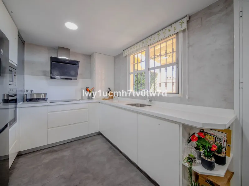 GREAT OPPORTUNITY! MAGNIFICENT HOUSE JUST FIVE MINUTES FROM THE BEACH