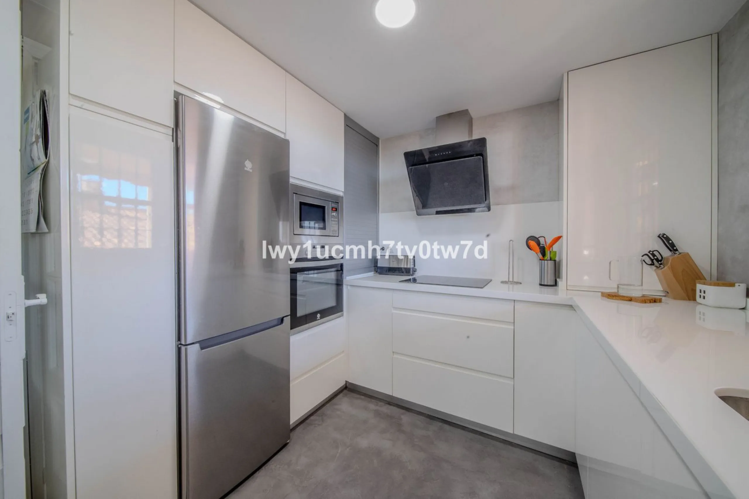 GREAT OPPORTUNITY! MAGNIFICENT HOUSE JUST FIVE MINUTES FROM THE BEACH