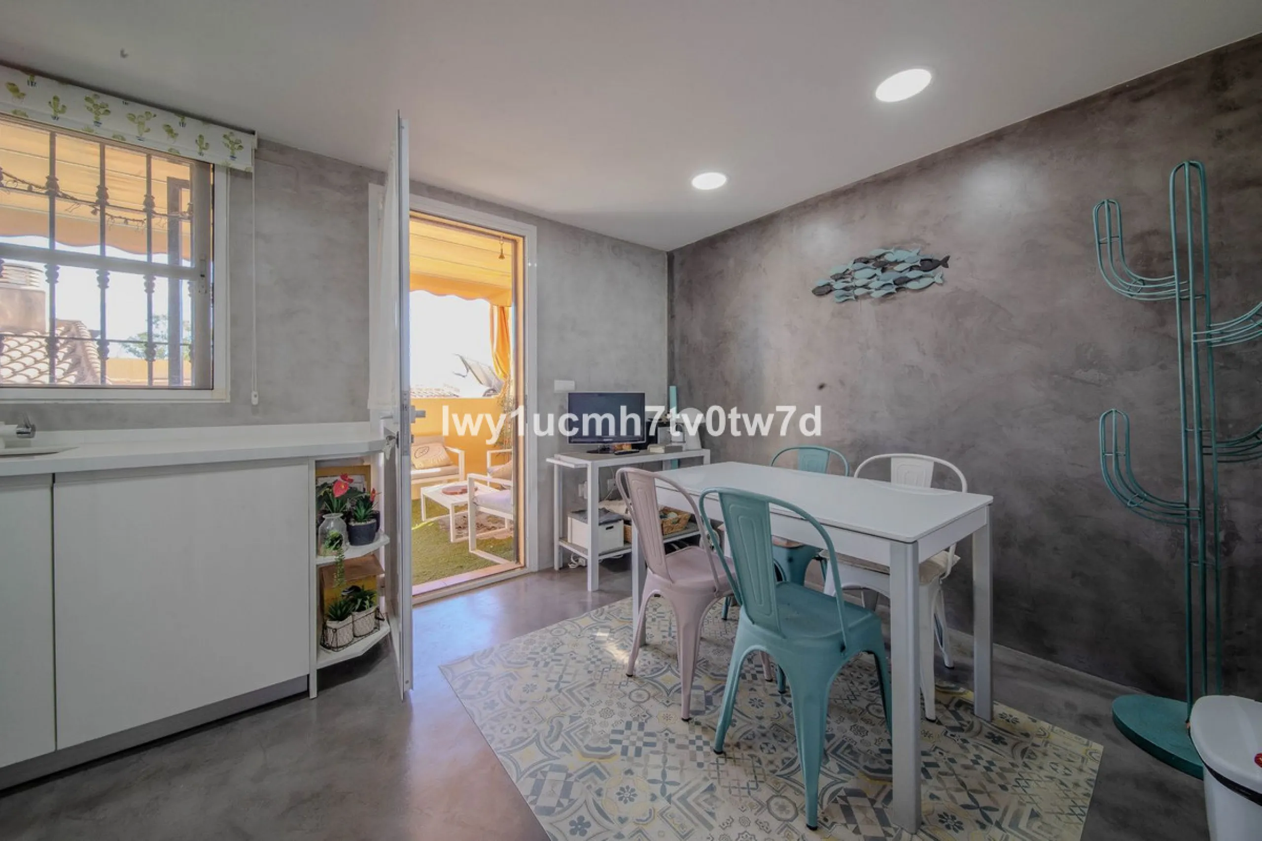 GREAT OPPORTUNITY! MAGNIFICENT HOUSE JUST FIVE MINUTES FROM THE BEACH