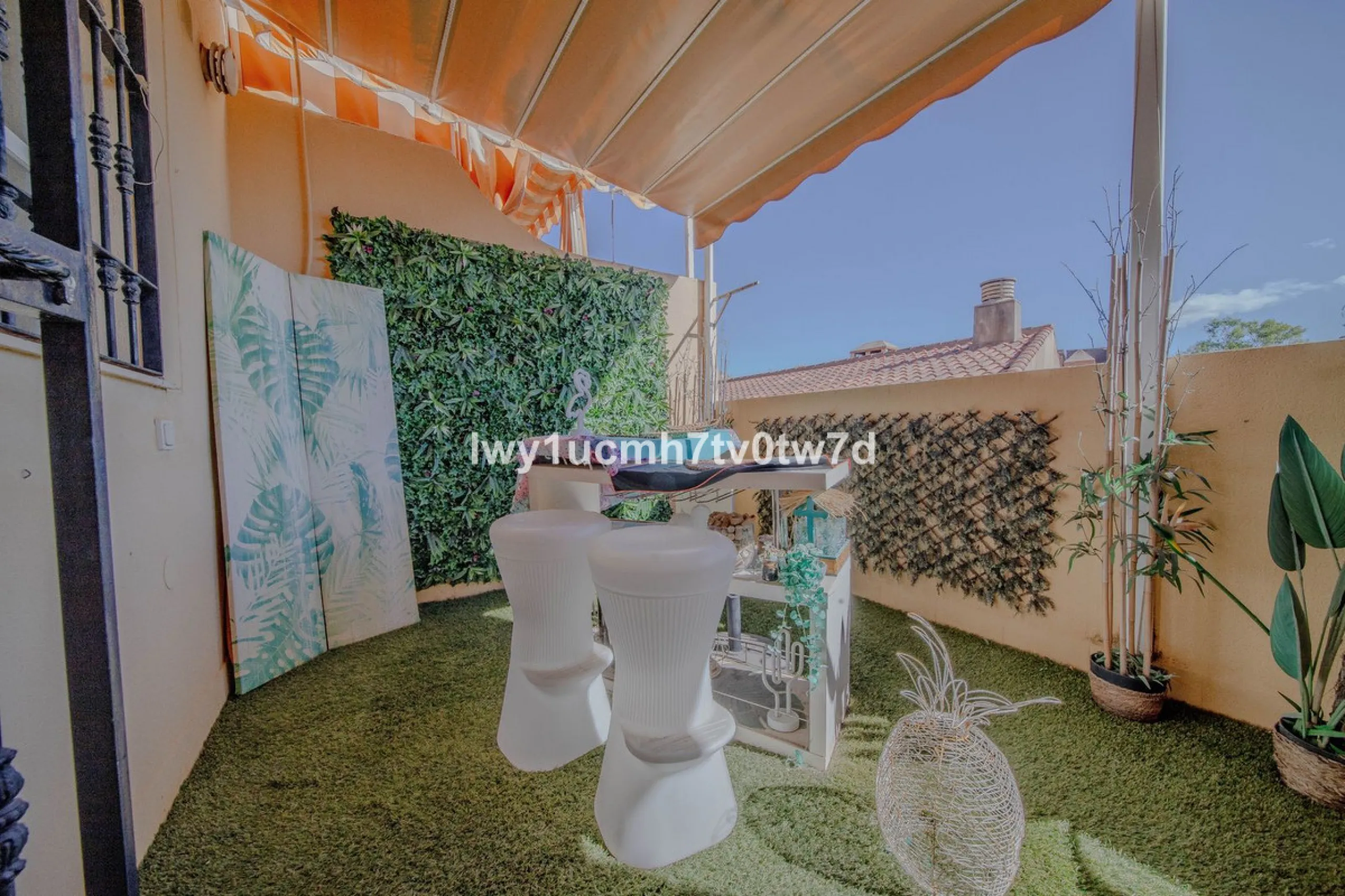 GREAT OPPORTUNITY! MAGNIFICENT HOUSE JUST FIVE MINUTES FROM THE BEACH