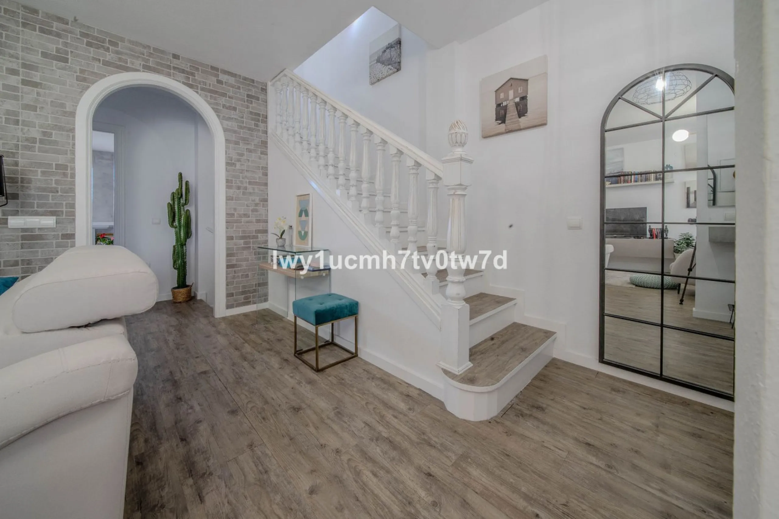 GREAT OPPORTUNITY! MAGNIFICENT HOUSE JUST FIVE MINUTES FROM THE BEACH
